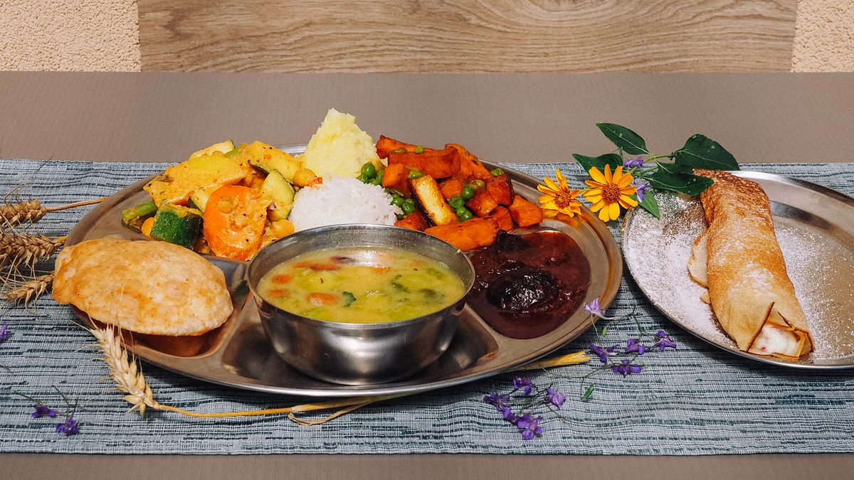 Thali tálca dallal, purival és palacsintával